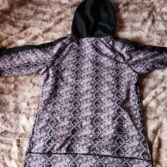 Serpent print workout sweater. - Picture 3 of 6